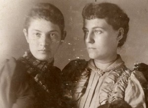Two young Smiths Grove women