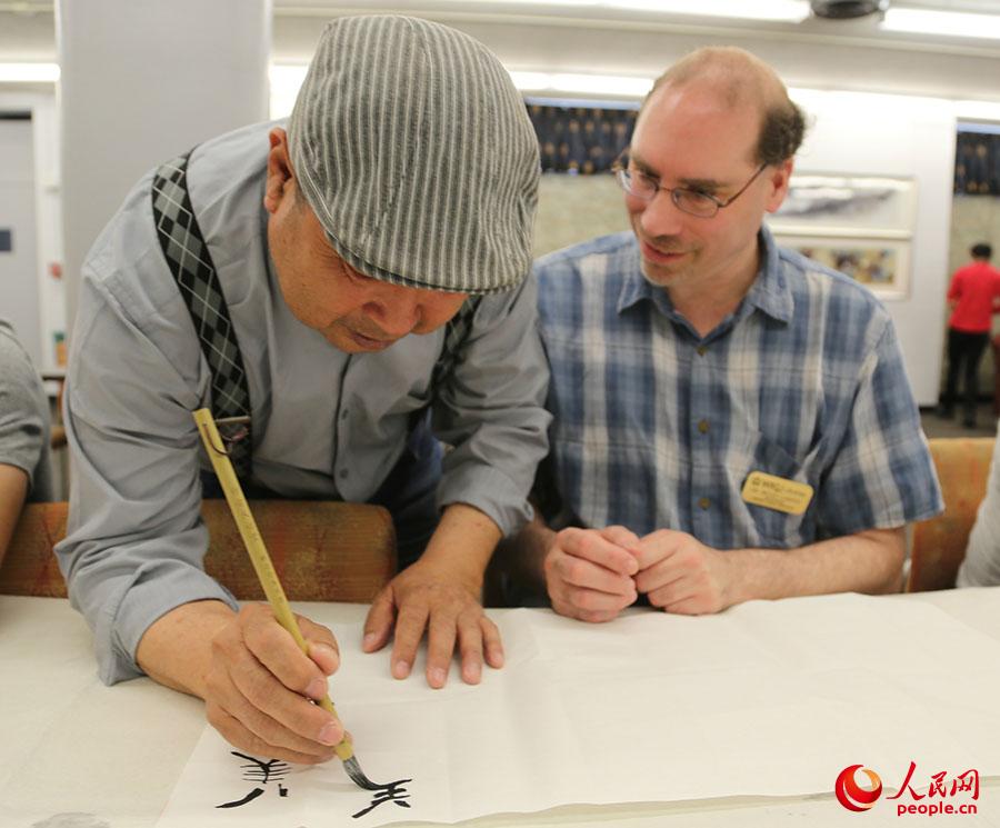 Liu Shuling teaches Chinese calligraphy